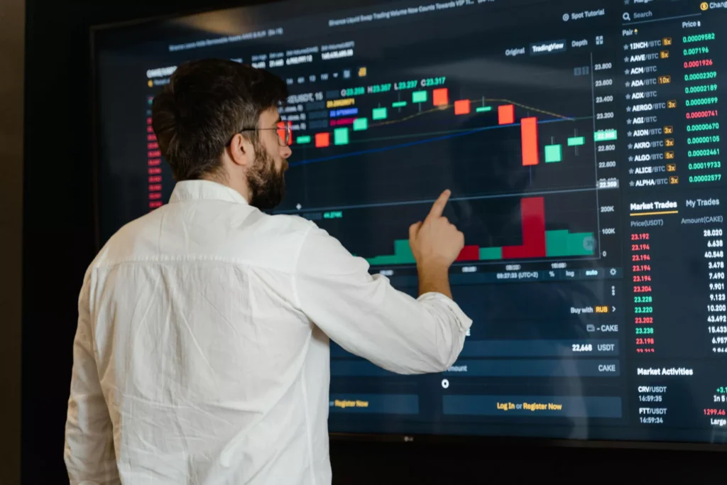 Investigador de mercado analiza gráficos digitales para interpretar datos y tendencias.