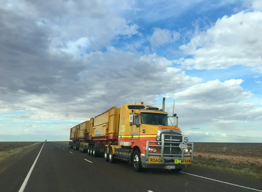 Camión avanzando por una carretera