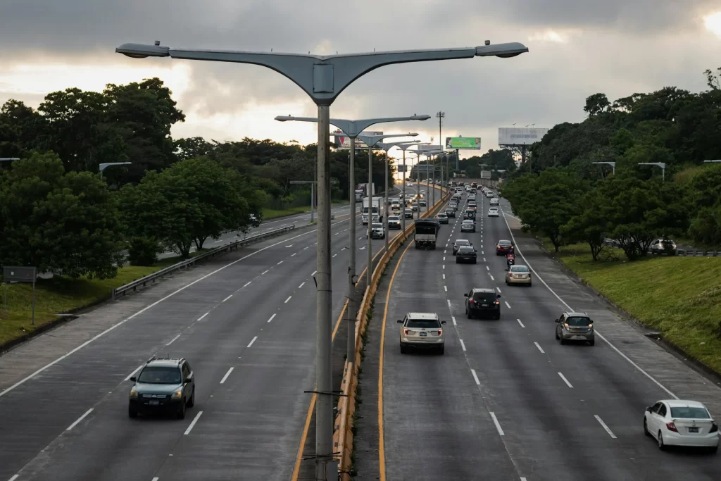 Carretera mexicana con múltiples carriles y tráfico moderado, representando las rutas logísticas principales utilizadas para la industria automotriz en México.