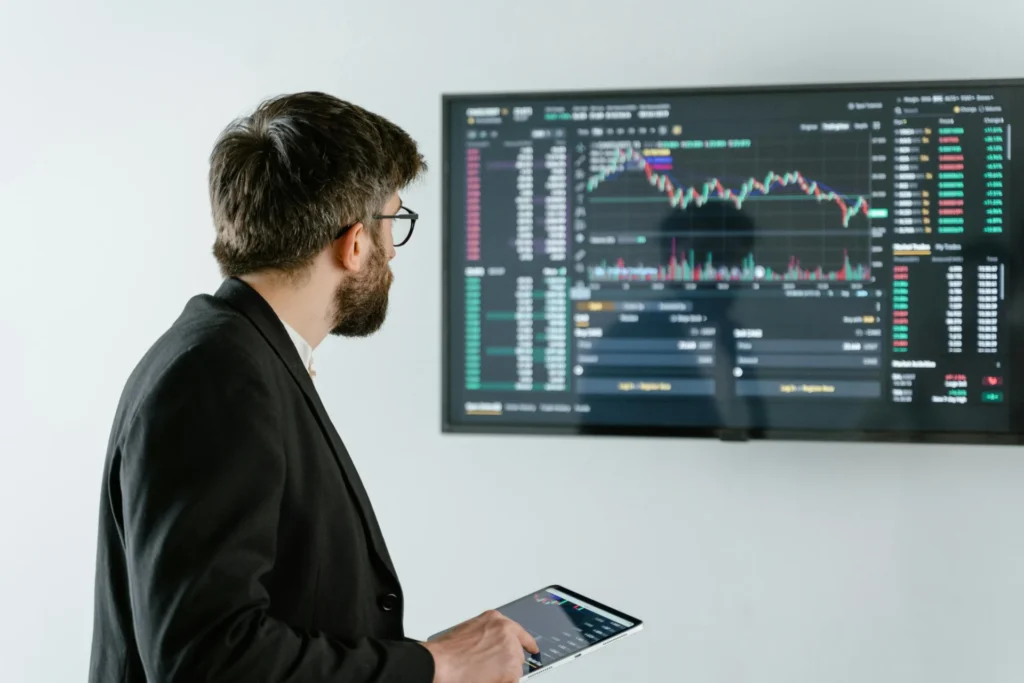 Investigador de mercado analizando una base de datos frente a una pantalla para aplicar Big Data en investigación de mercados