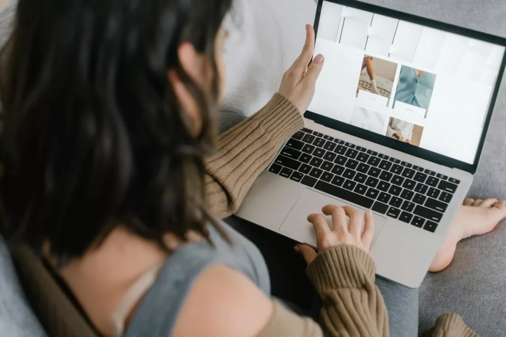 Mujer realizando una compra en línea desde su computadora portátil