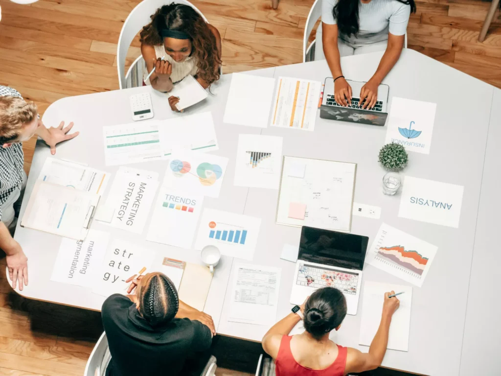 Equipo de investigadores de mercado diseñando estrategias y ofertas basadas en datos recopilados durante un estudio de mercado.