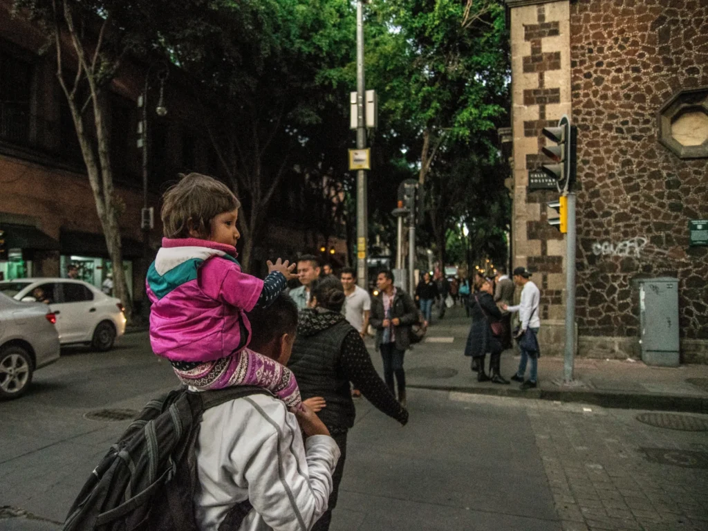 Escena de un día cotidiano en México, mostrando actividades y rutinas de las personas