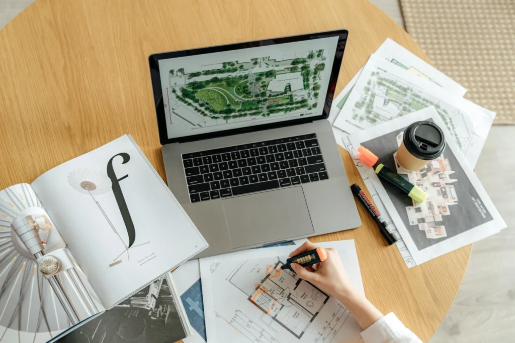 Investigador de mercado analizando un mapa de zonas inmobiliarias para apoyar decisiones de inversión acertadas