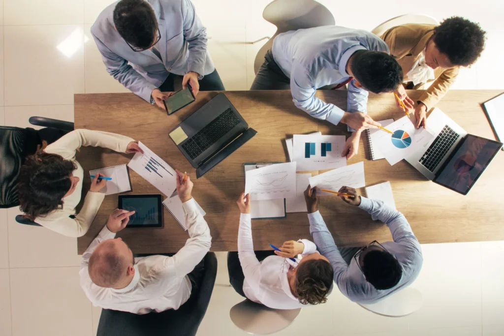 Equipo de trabajo analizando datos y tomando decisiones en conjunto
