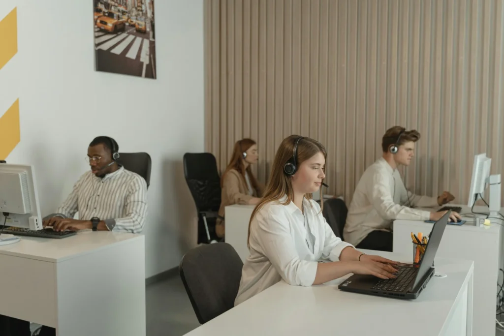 Call center donde un investigador de mercado utiliza CATI y CAWI para realizar investigación de mercados digital en México