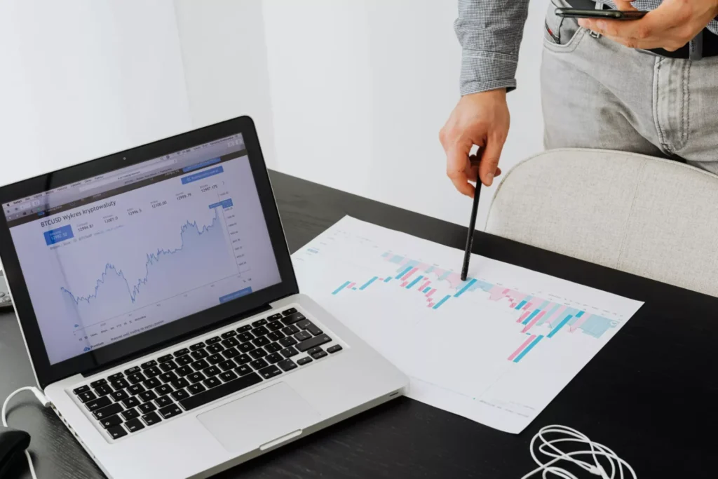 Investigador de mercado segmentando anuncios en Google y Facebook para definir audiencias y optimizar mensajes publicitarios