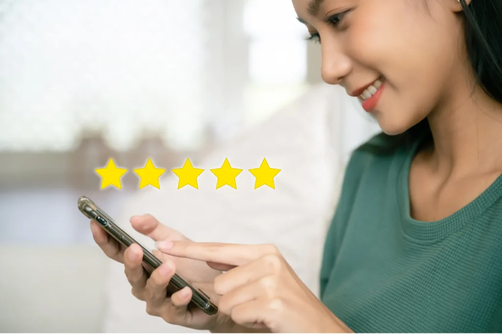 Cliente calificando su experiencia con un producto o servicio en su celular, mostrando satisfacción