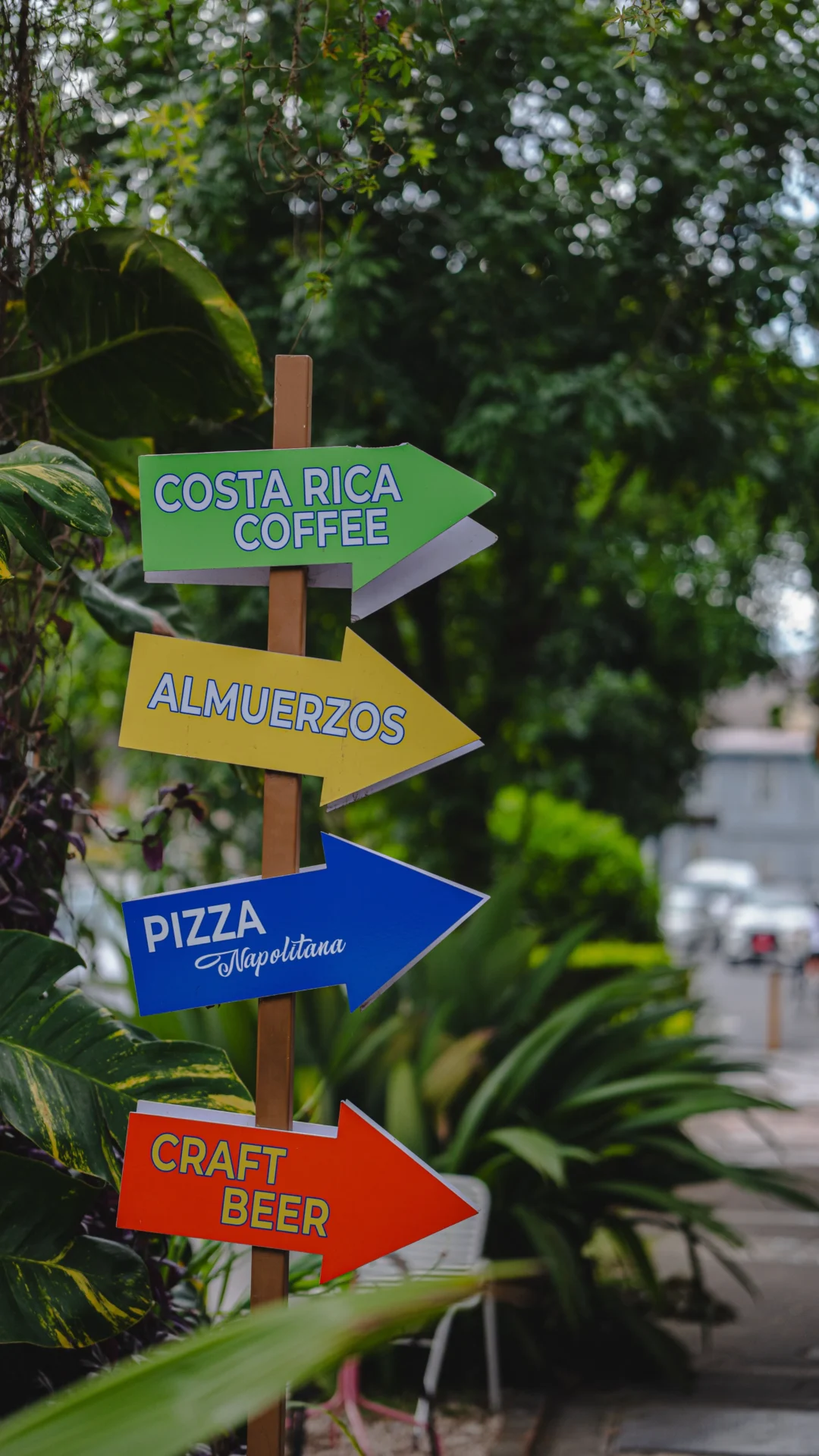 Señalización que facilita el acceso y la ubicación de un negocio