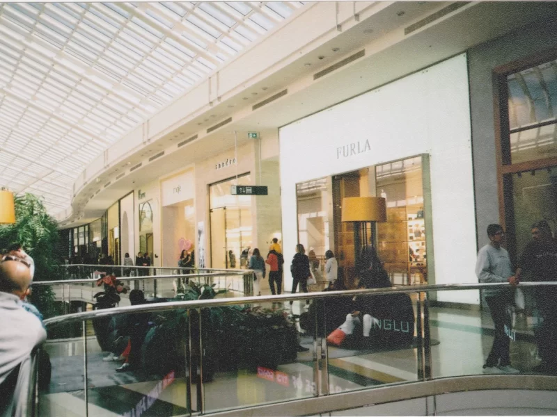 centro comercial con gente caminando